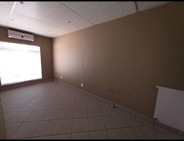 1,500M² OFFICE FOR SALE IN THREE RIVERS